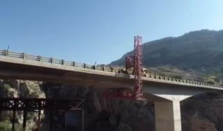 استفاده از دستگاه تخصصی بازدید پل در پل دره نرگسی محور شیراز - کازرون